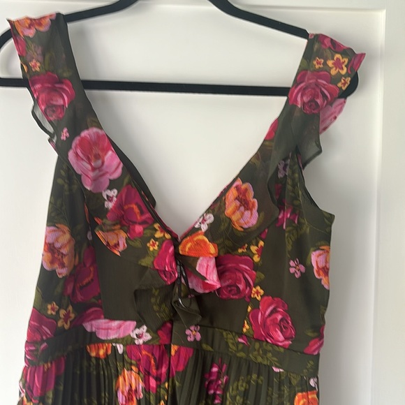 NWT Green Floral Guess maxi Dress size 6. - Picture 4 of 5